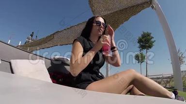 快乐的年轻女子在炎热的阳光日尽情<strong>畅饮</strong>冰凉的鸡尾酒